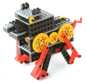 犬をモチーフにしたロボットです。 ギアの回転運動を足の動きに変えて動きます。